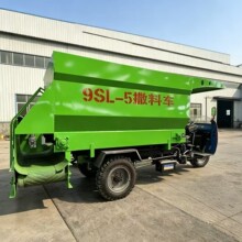 养殖场专用牛场撒料车 柴油撒料车 拌草机 搅拌撒料一体机