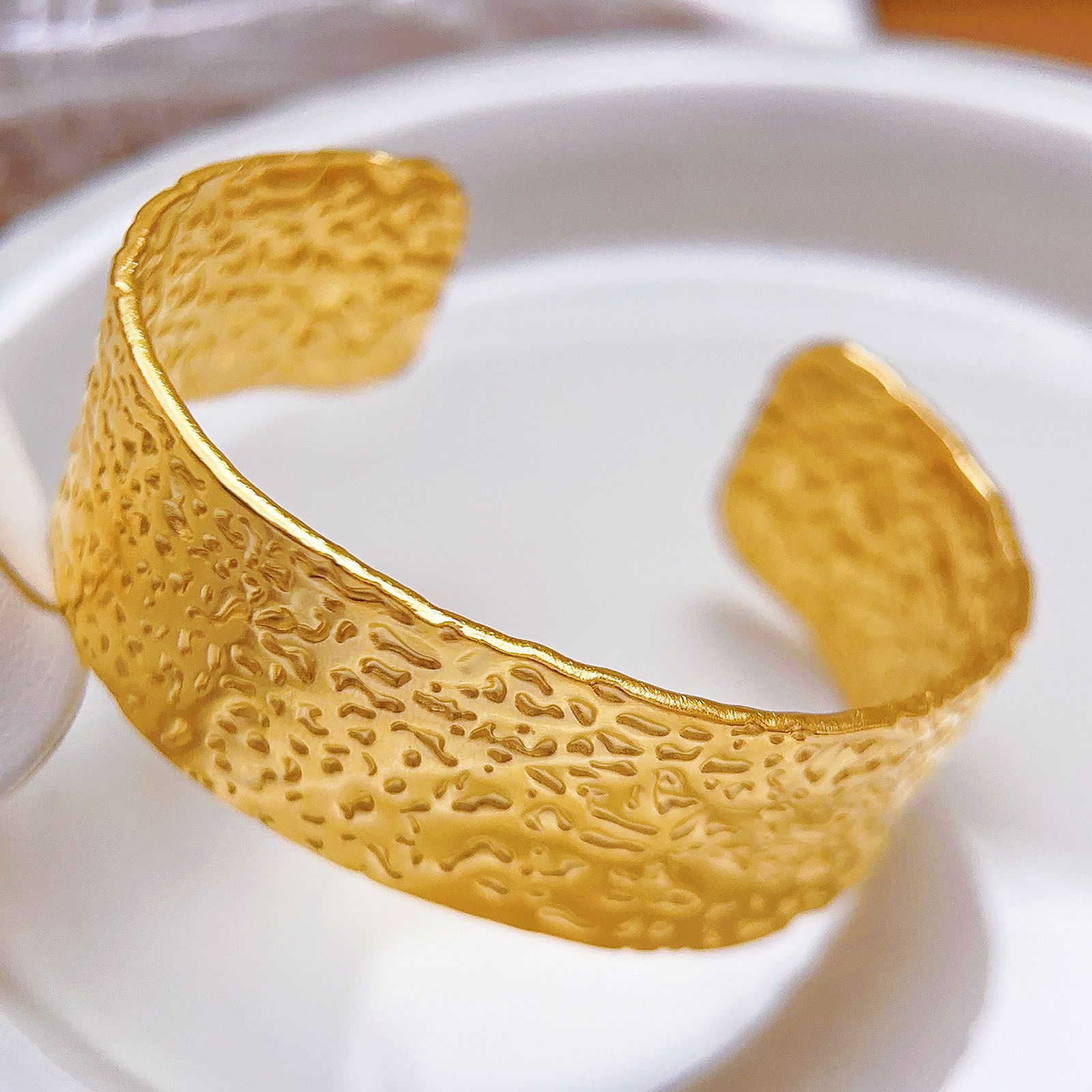 Europa y los Estados Unidos retro patrón irregular de geometría hueco pulsera de acero inoxidable pulsera de moda de moda personalidad pulsera de mujer