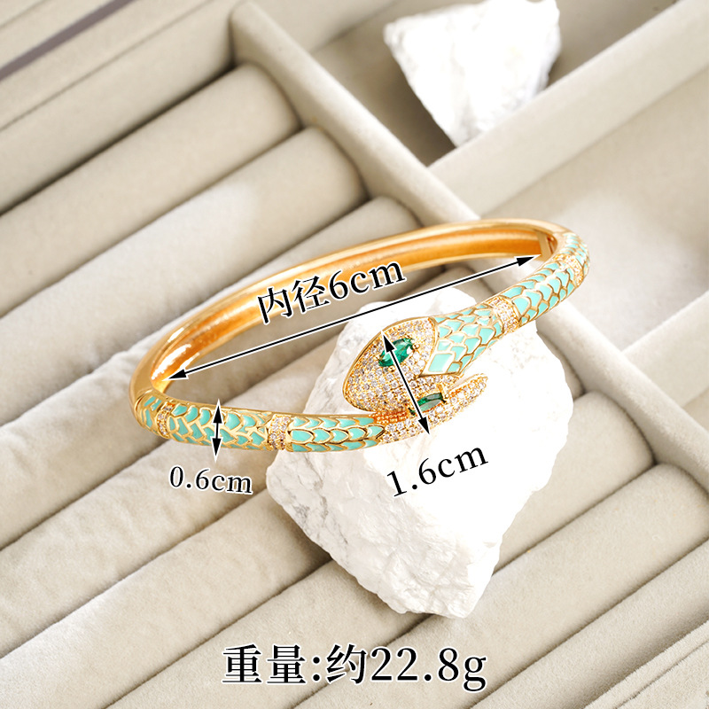Brazalete de oro galvanizado de arena transfronteriza de 18k esmalte de color universal cabeza de serpiente de micro-pantalón anillo de piedra abierto joyas de estilo europeo y americano