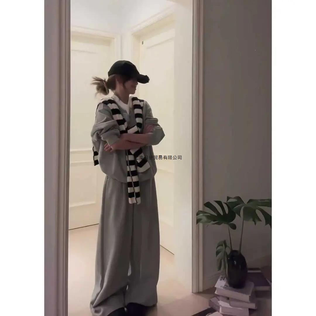 Korean-style relaxed tracksuit with striped shawl, loose long-sleeved sweatshirt, women's spring and autumn casual commuting three-piece set.