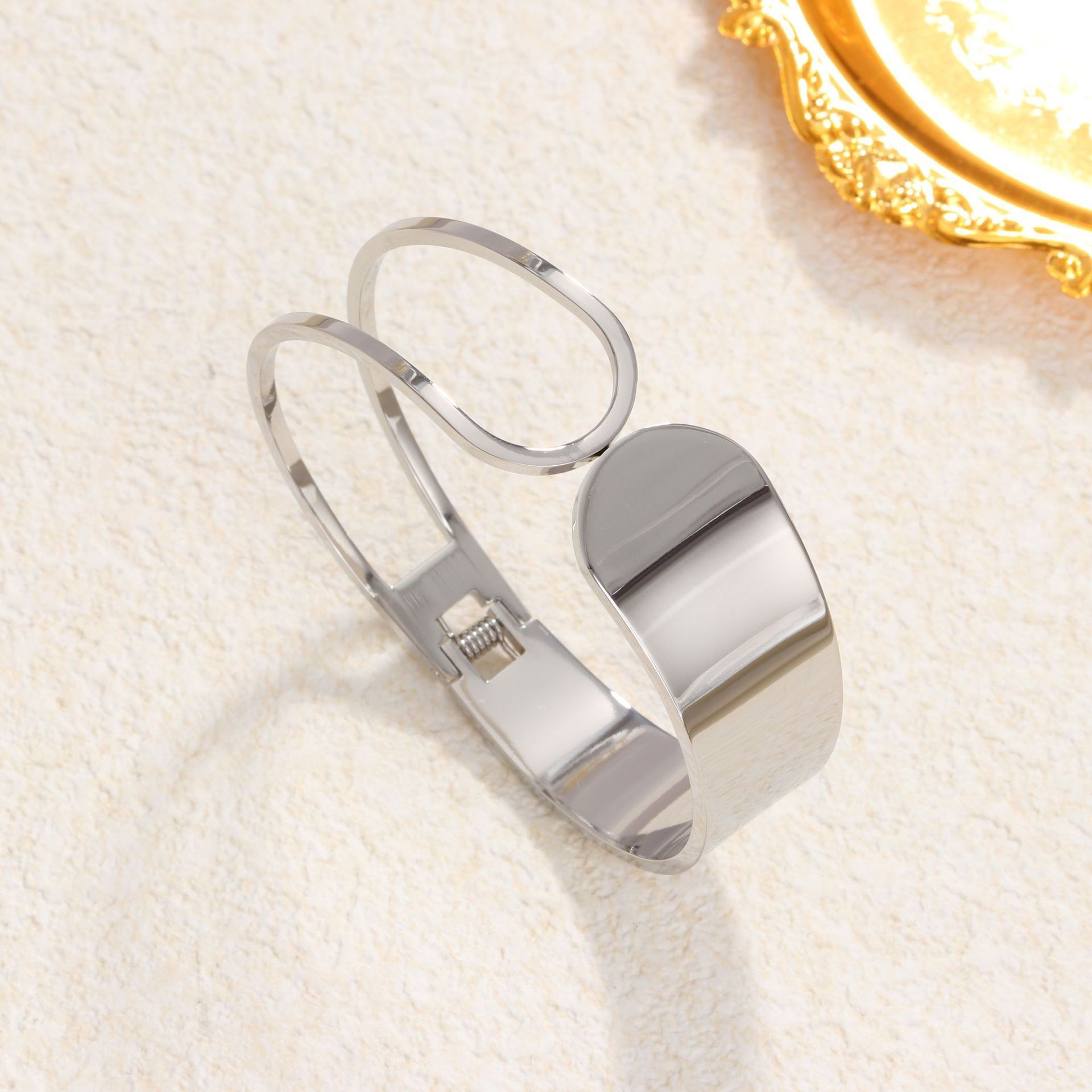 70 광택 중공 팔찌 스틸 색상