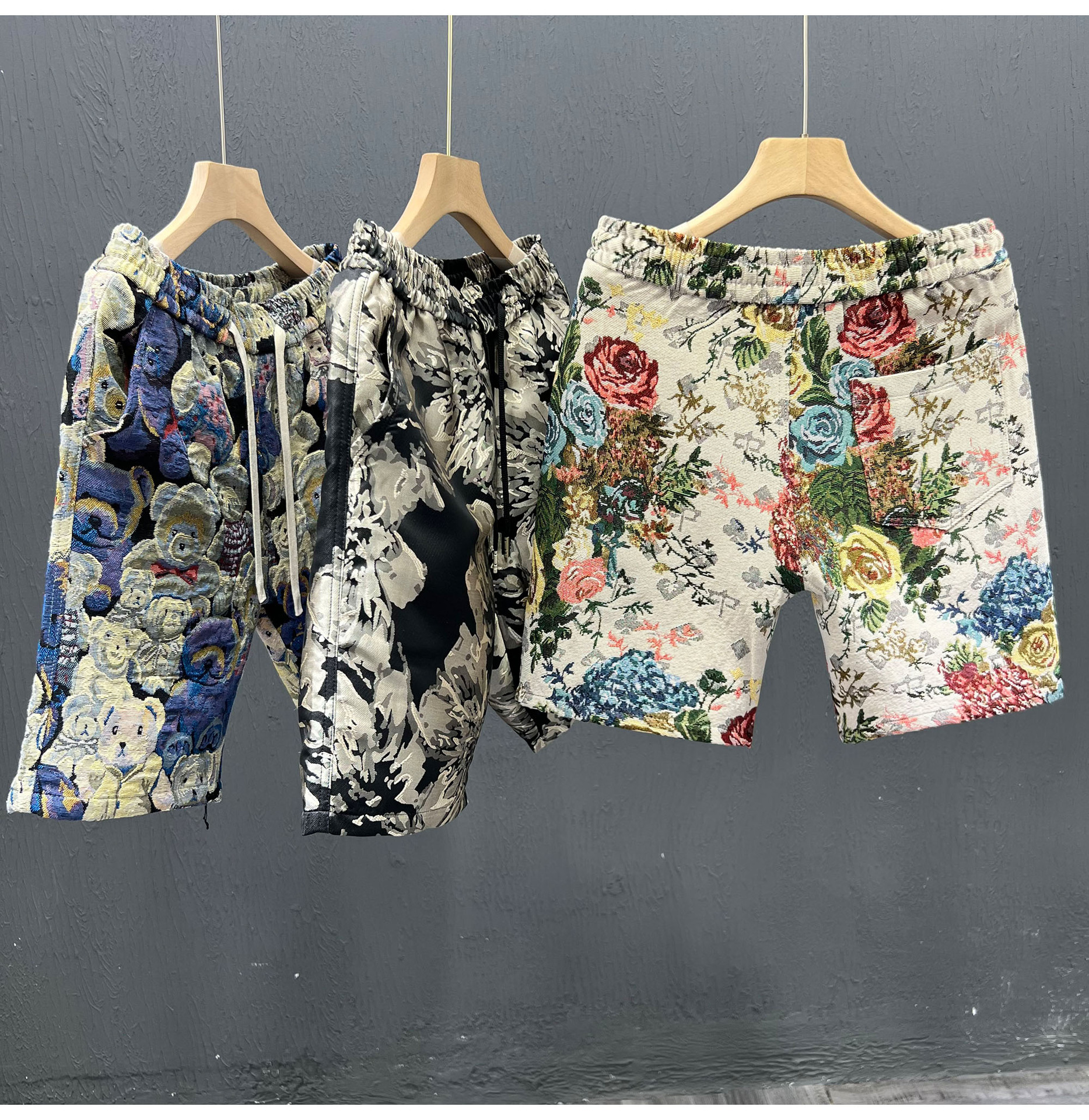 Men's Graffiti Casual Shorts New Summer Style Trendy Beach Wear Straight Leg Five Point Pants Versatile Wide Leg Shorts_viptrois.com