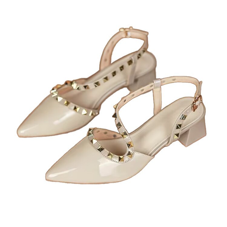 2026 verano nuevo tacones medios desnudos zapatos de tacón alto nicho francés tacones gruesos punta remaches envueltas sandalias vacías traseras mujeres