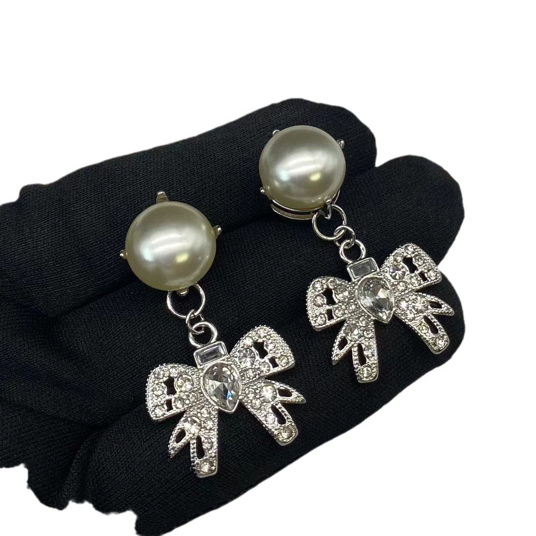 Серьги (Miumiu) с жемчужиной и буквенными подвесками, инкрустация стразами