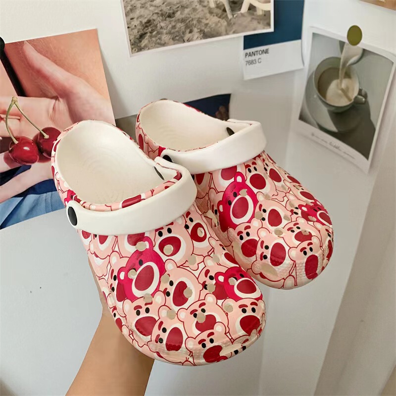 New hole shoes universal Four Seasons indoor and outdoor wear strawberry bear cartoon cute shit feeling nurse Shoes sandals for women