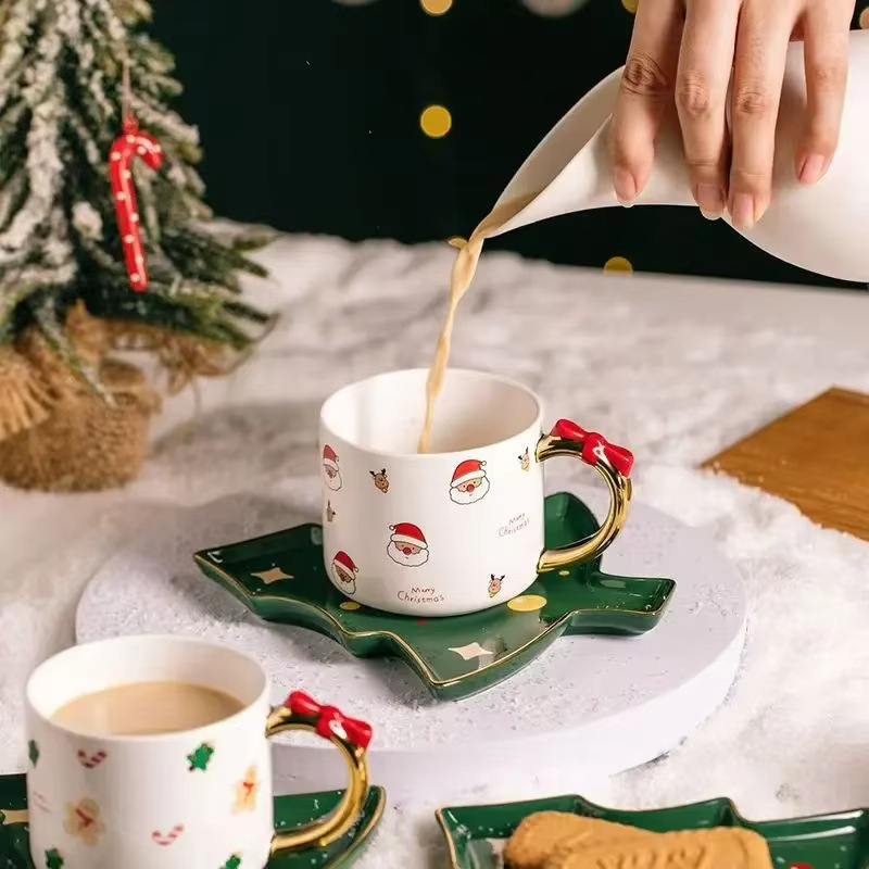 Tazas de cerámica de estilo navideño con mango encantador cubiertos diarios con cucharas de regalo con tazas y platos