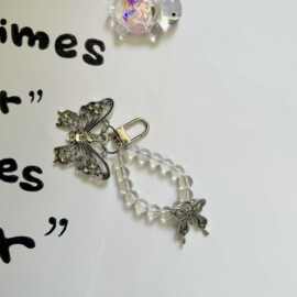 新款珍珠金属蝴蝶挂件水晶光珠挂饰DIY包包耳机手机壳门扣吊饰钥a