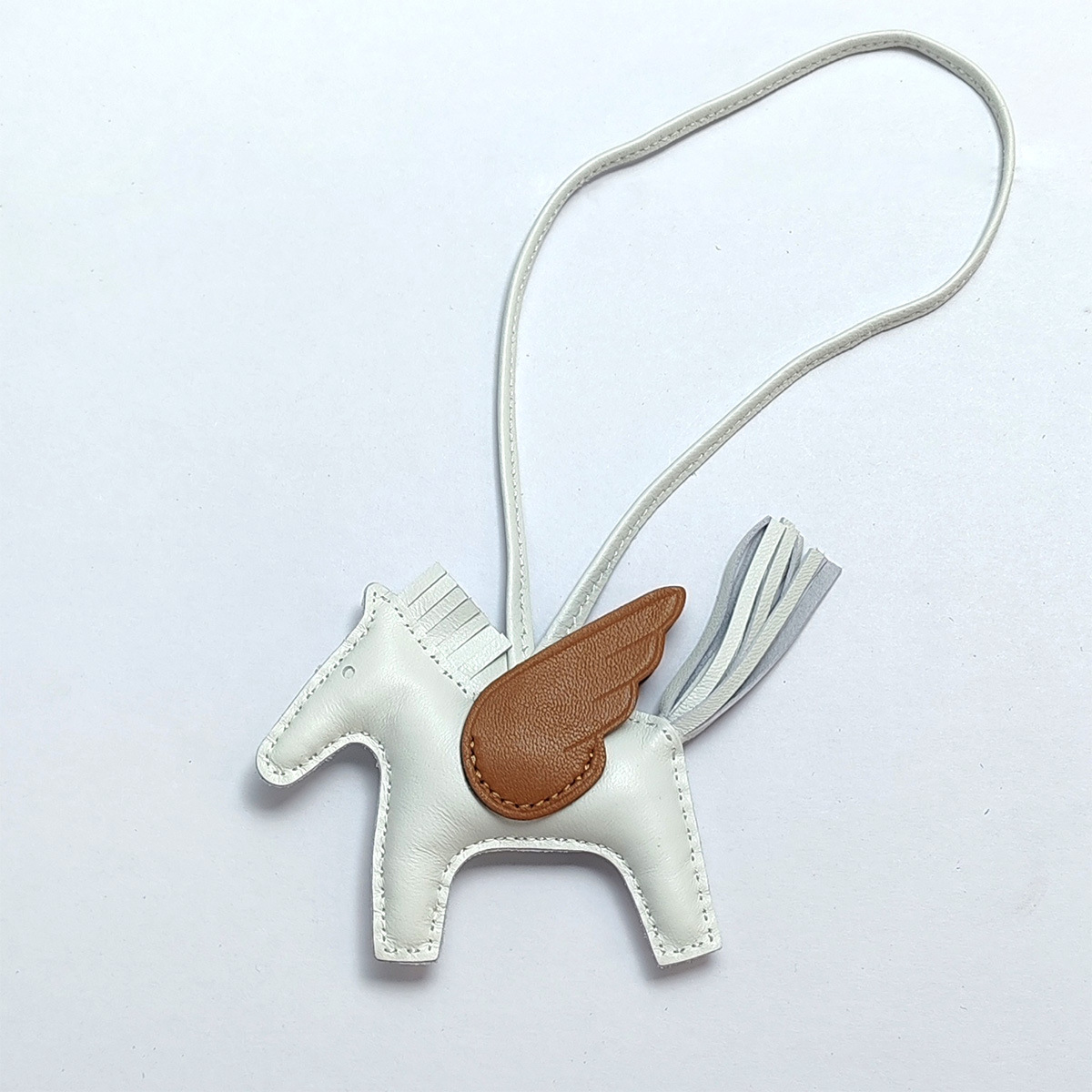 Cute Angel Little Pegasus Colgante Pit Edition H Home Colgante de bolso de caballo cosido a mano Colgante de cuero de oveja Llavero Colgante