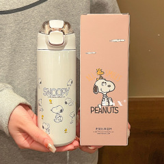 規格品のスヌーピー食品級316ステンレス製のスプリング保温カップが可愛いです。