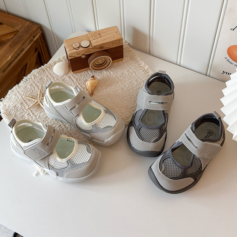 Sandálias huecas para niñas 2026 verano nuevos zapatos casuales transpirables de malla para niños zapatos deportivos para correr al aire libre image 3