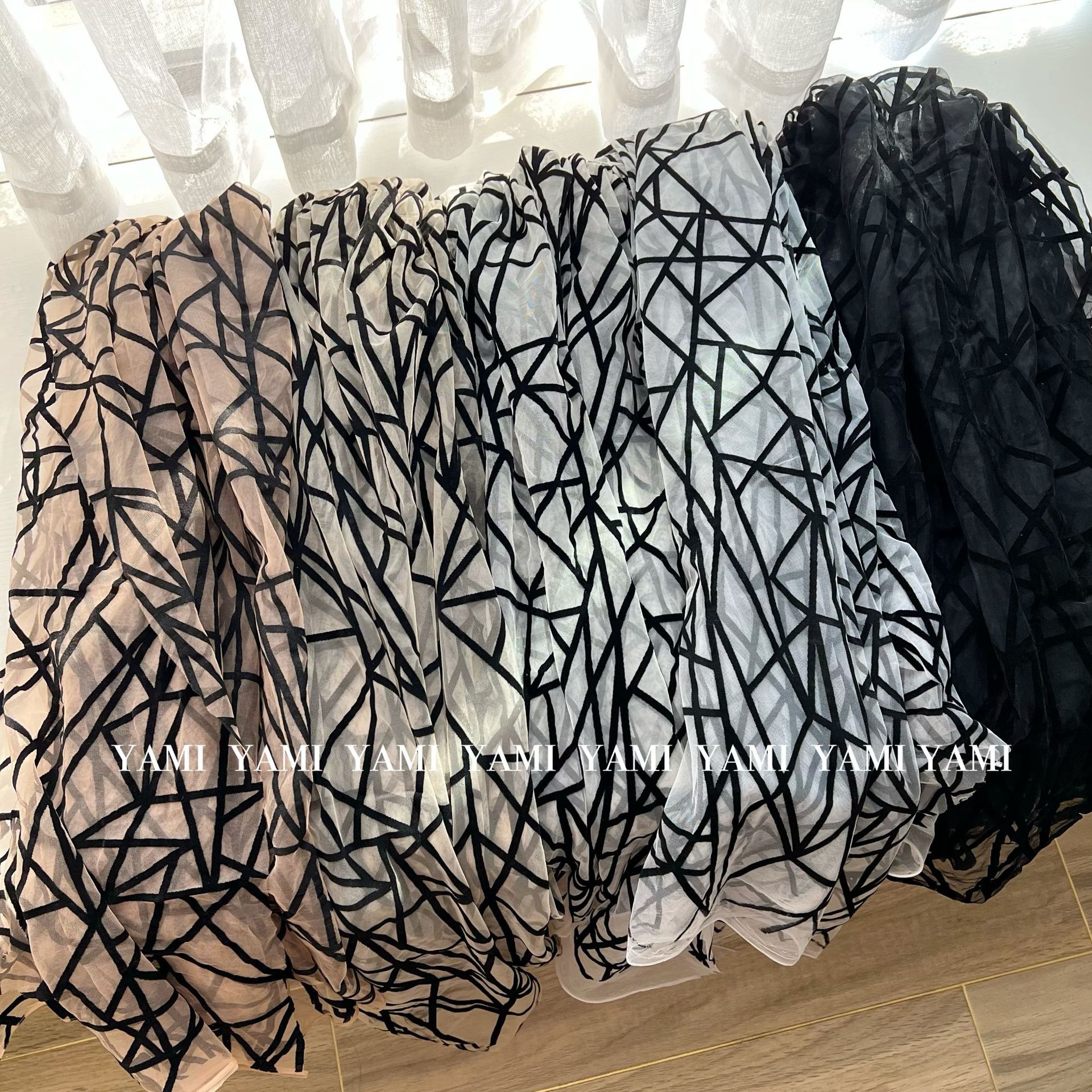 En stock al por mayor de alta calidad malla red al azar flocado negro piel flocado malla Hanfu Lolita ropa tela