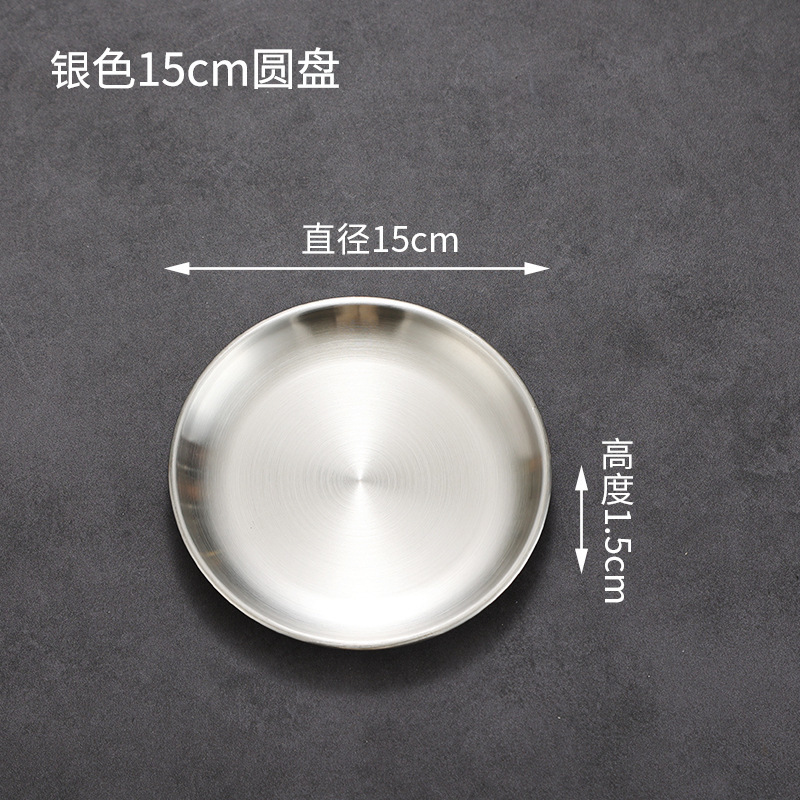 韓国式ステンレス焼肉食器鍋みそ皿に調味料皿をつけて金色の箸を並べます。|undefined