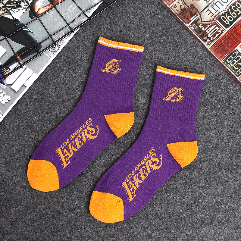 Calcetines de algodón para hombres a media pierna calcetines de baloncesto de la NBA de moda europea y americana logotipo del equipo estilo universitario estudiante calcetines deportivos hombres