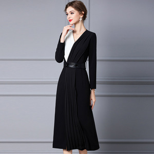 Slim fitting V-neck pleated long A-shaped skirt with overcoat