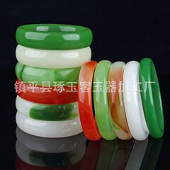 玉の粉の腕輪のメーカーの直接販売の白玉の碧玉の贈り物の玉の腕輪の江湖の屋台の商品のガラスの腕輪の卸売り