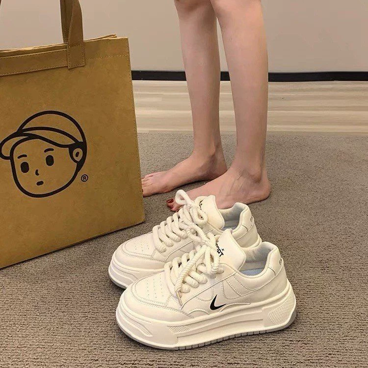Новые женские кроссовки 2025 года, осенняя новинка, студенческие, на толстой подошве, увеличивающие рост, спортивные, в корейском уличном стиле, повседневные.