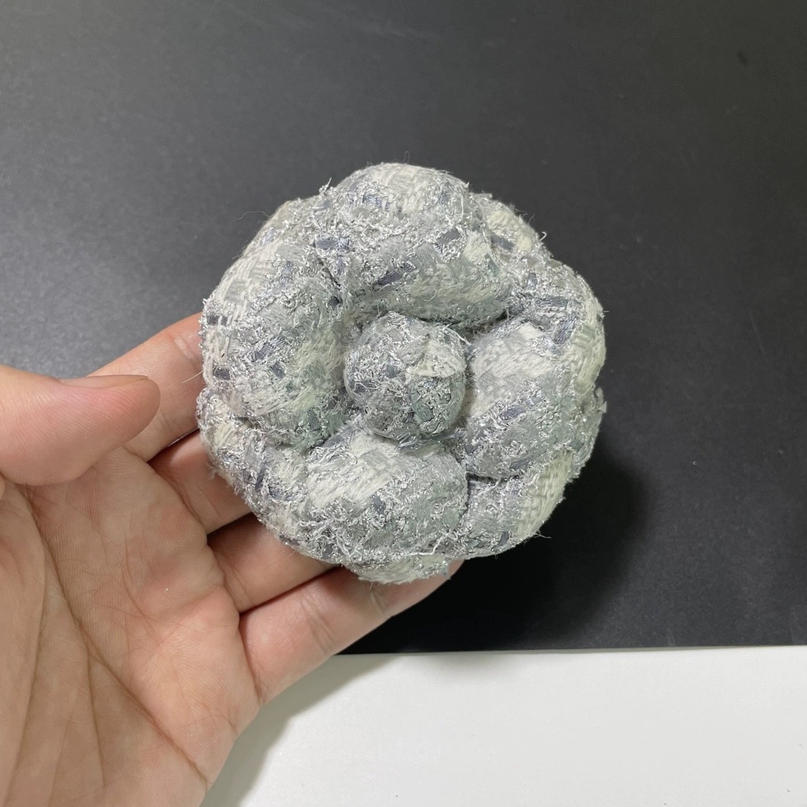 직경 6.8CM 하이 엔드 작은 향기로운 꽃 거친 꽃 나일론 모양의 꽃 동백 보석 코사지와 브로치