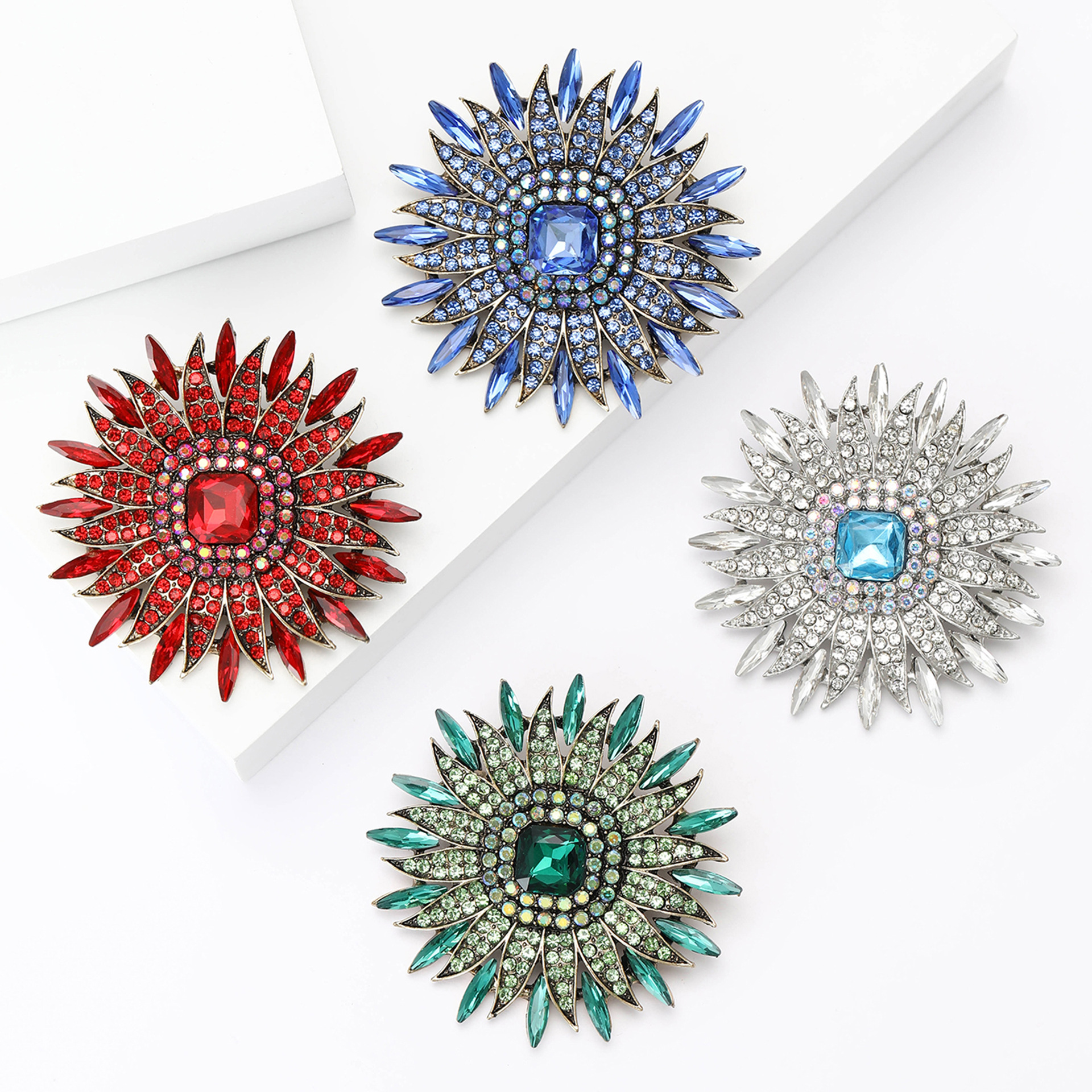 45g Weight Vintage Style Pin Flower Alloy Rhinestone Women's Brooches