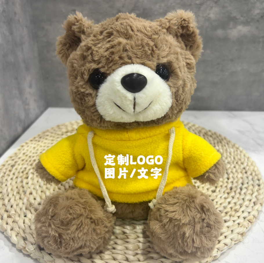 Los juguetes de peluche lindos se pueden combinar con logotipos impresos para enviar muñecas de muebles a amigos y vecinos.