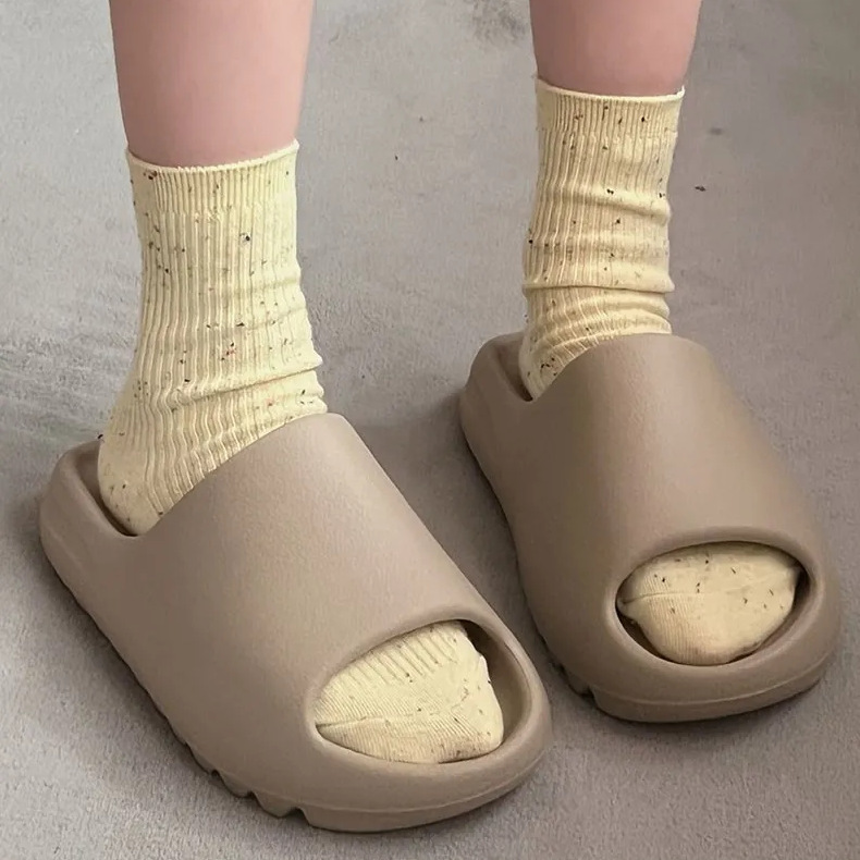 Zapatillas de coco suaves para mujeres Putian primavera y verano nuevo Eva fondo grueso antideslizante sensación de mierda fría zapatillas hombre