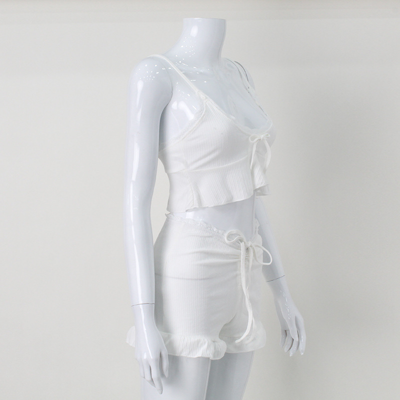 Ropa de mujer, ropa de verano, traje de calle, hipster, color sólido, sin mangas, chaleco con hombros descubiertos, pantalones cortos con ribete de encaje, algodón