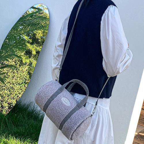 New lamb wool makeup bag for women, portable, suitable for makeup artists, multi-functional storage, wash and brush organizer, crossbody storage bag