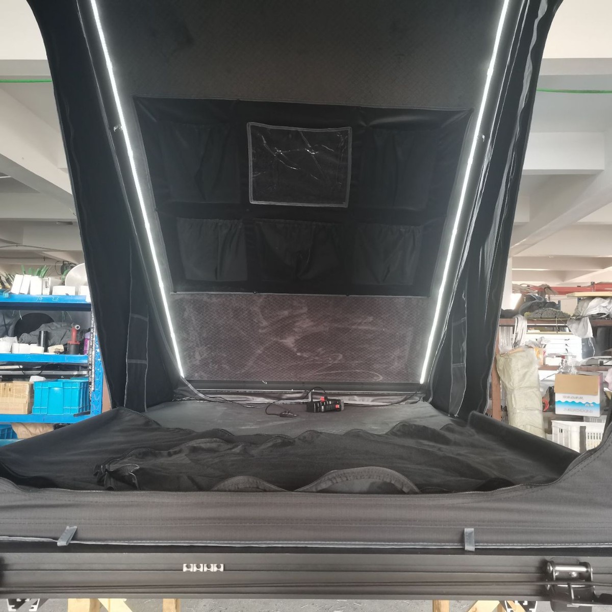 Fuente de fábrica al aire libre camping techo triangular extensión al aire libre SUV concha dura al aire libre universal a prueba de lluvia y protección solar auto