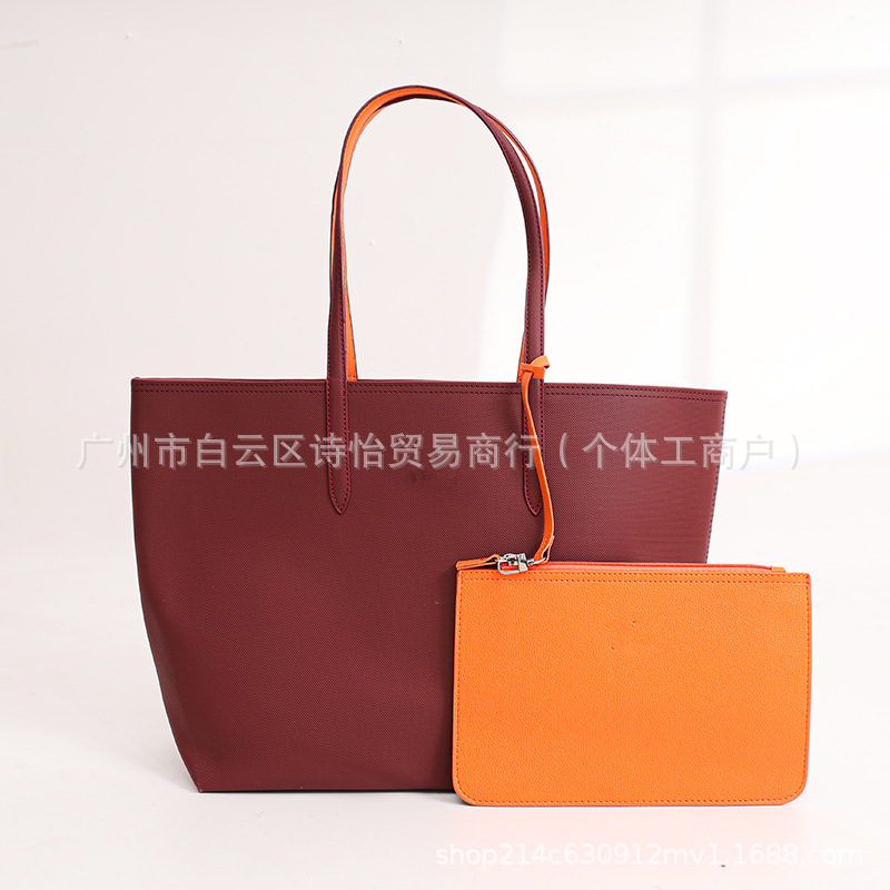 오렌지색이 가미된 와인 레드