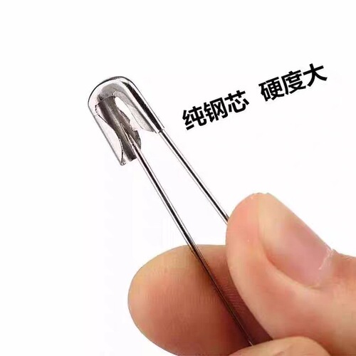 Old-fashioned safety pins for children to fix the waistband of clothes and trousers can be changed into small brooches and large and small paperclips for convenient buckling.