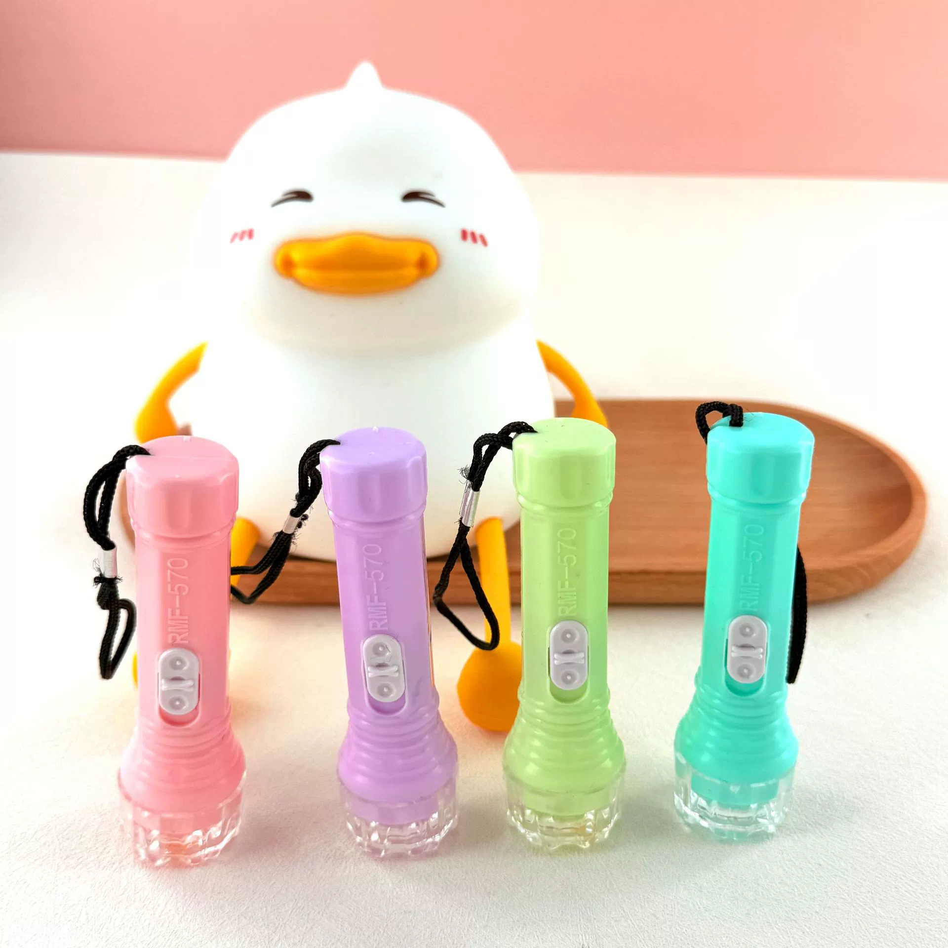 Маленький пластиковый фонарик со светодиодной подсветкой, мощный фонарик, практичный подарочный светящийся брелок-подвеска для детей, которые могут играть с ним