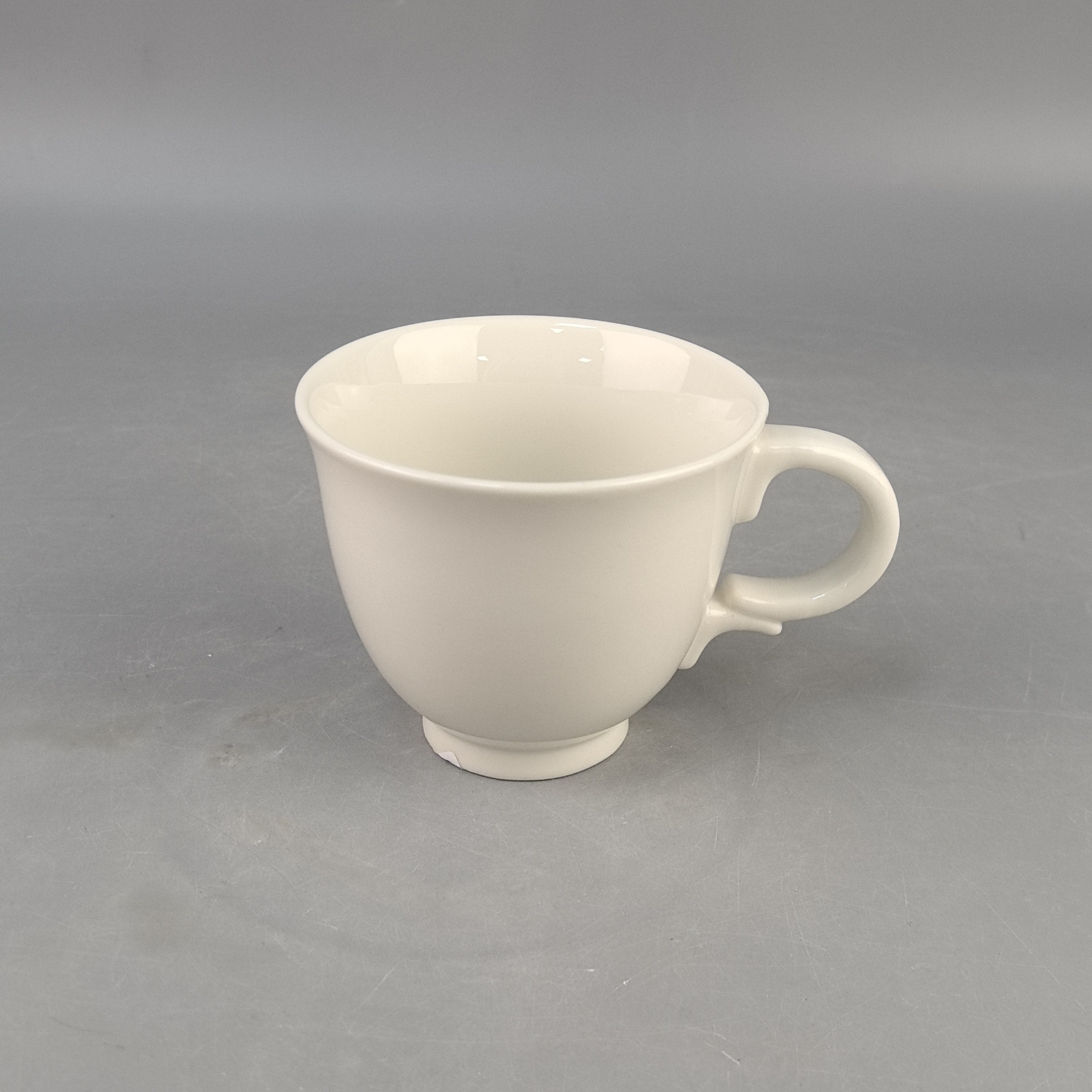 Taza de café blanco Cerámica Latte Latte Hogar Simple Europea Taza de té de temperatura media Taza de café Una pieza al por mayor