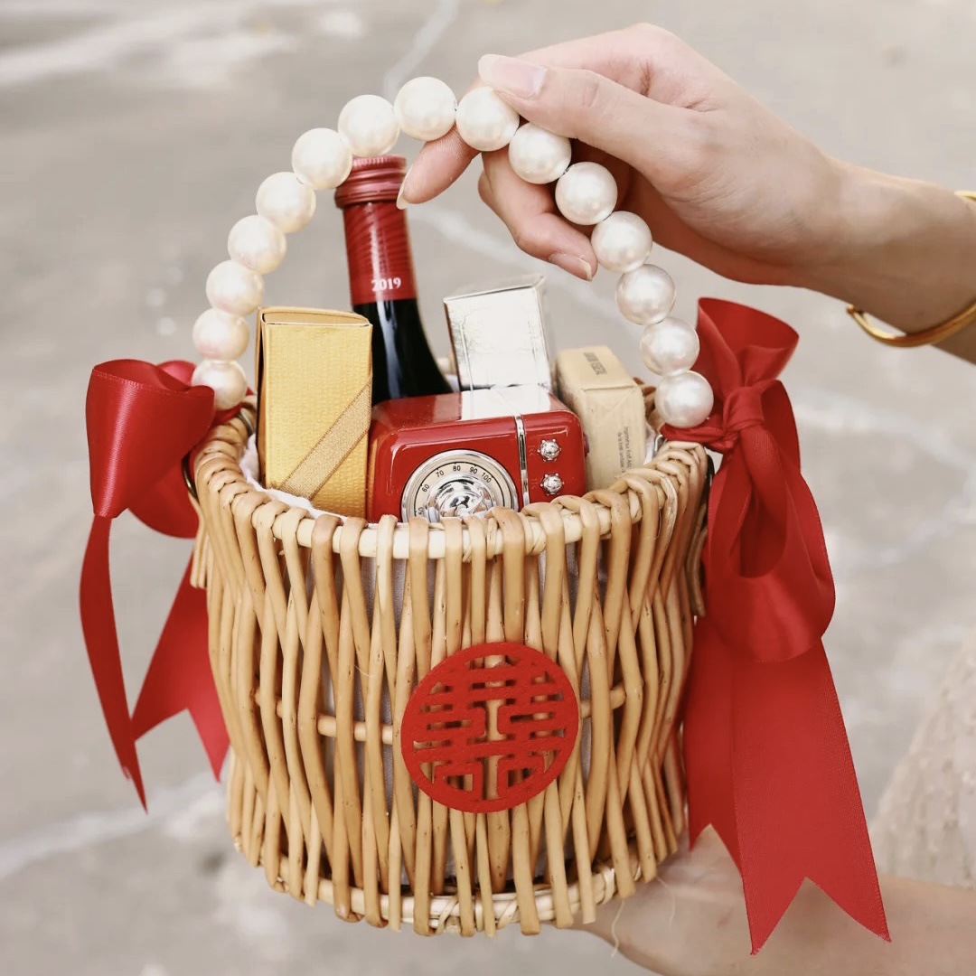 Manufacturer wholesale pearl hand basket wedding bridesmaid return gift rattan gift box woven bamboo basket wedding souvenir basket