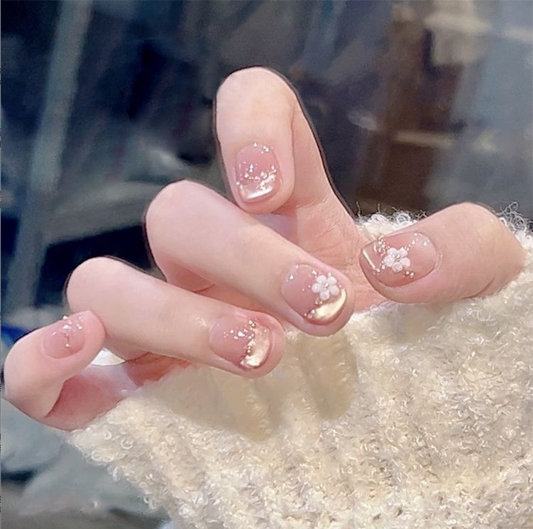 [Qilixiang] pure hand-worn armor nude color white spring day nail art small fresh cat eye nail piece girl cute