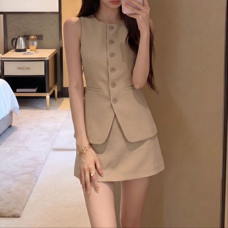 Light khaki, round-neck, single-breasted, sleeveless, fitted waist vest and high-waisted A-line mini skirt, two-piece women's summer set