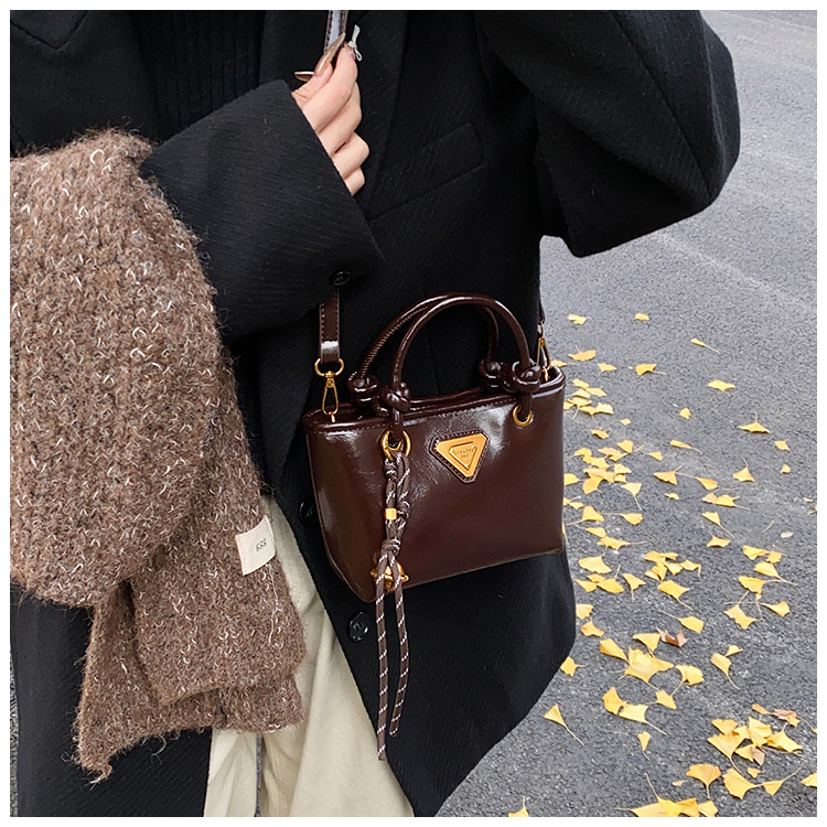 Autumn and winter fashion hand-held bucket bag for women, Korean retro and high-end style, versatile single-shoulder bag, 2024 niche casual women's bag undefined