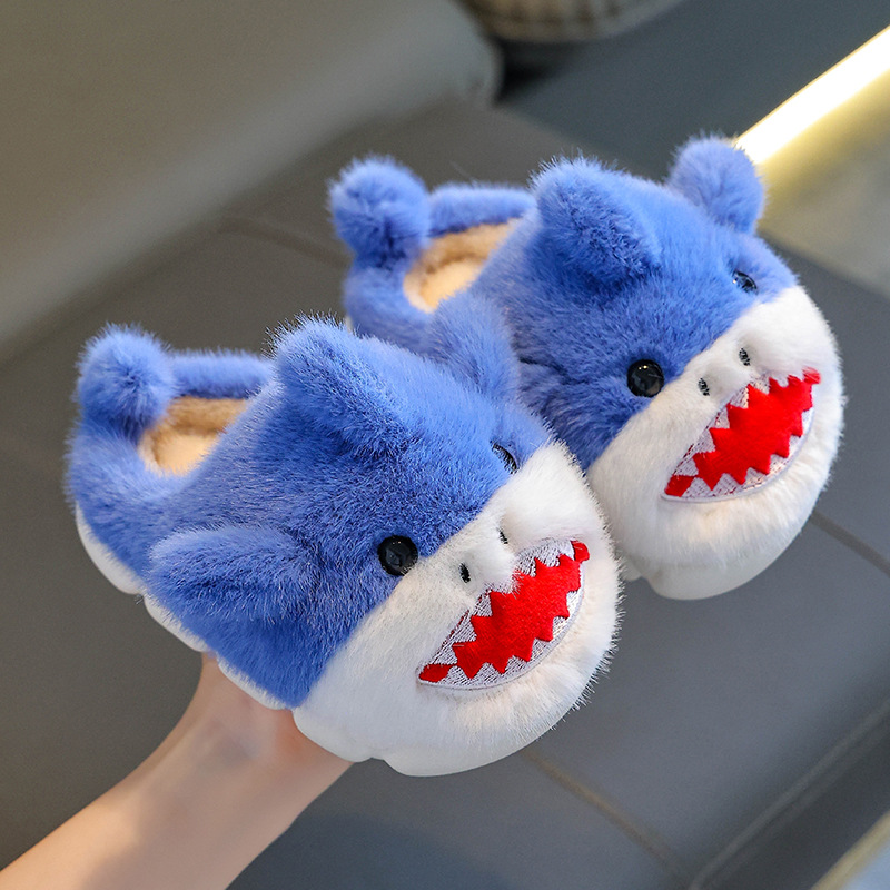 Tiburón otoño invierno zapatillas de algodón para niños, niñas y niñas, calentamiento y veludo antideslizante para padres e hijos, bolsas de tacones de algodón para niños mayores.