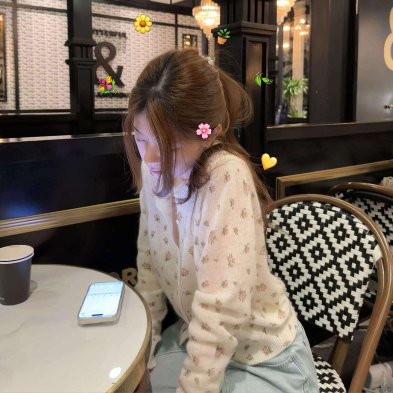 Korean-Style Beautiful White Floral Knitted Cardigan Jacket for Women, Early Spring Design, Niche Outerwear, Loose Fit, Slimming Top