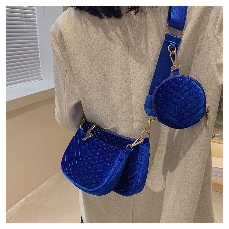 2021 New Autumn And Winter Gold Velvet One-shoulder Wide Shoulder Strap Bag Fashion Casual Messenger Small Bag display picture 2