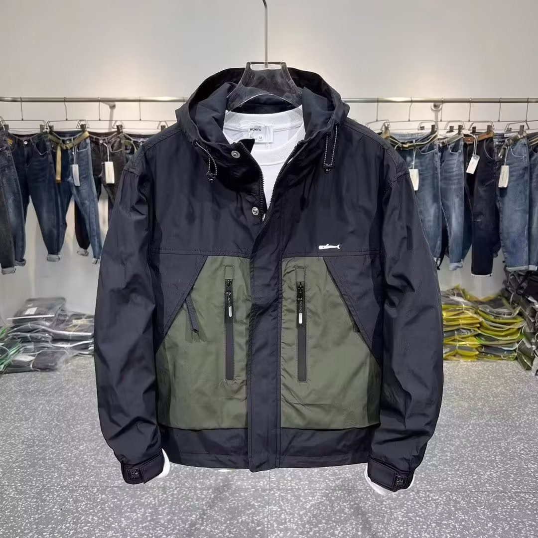 Primavera y otoño nuevos hombres de gama alta ropa de trabajo con capucha color a juego bolsillo superior chaqueta juvenil chaqueta casual impermeable