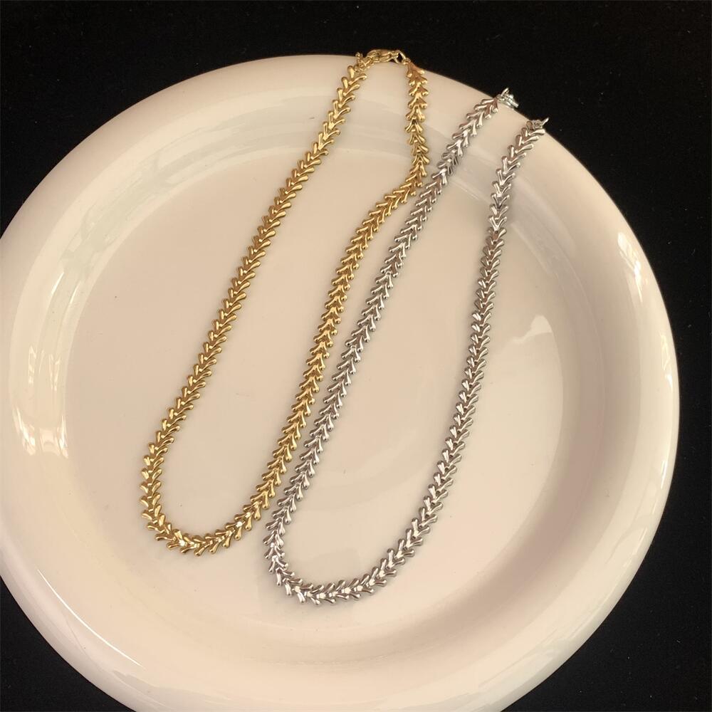 Collar de cadena cubana con espigas en acero de titanio_voghion.com