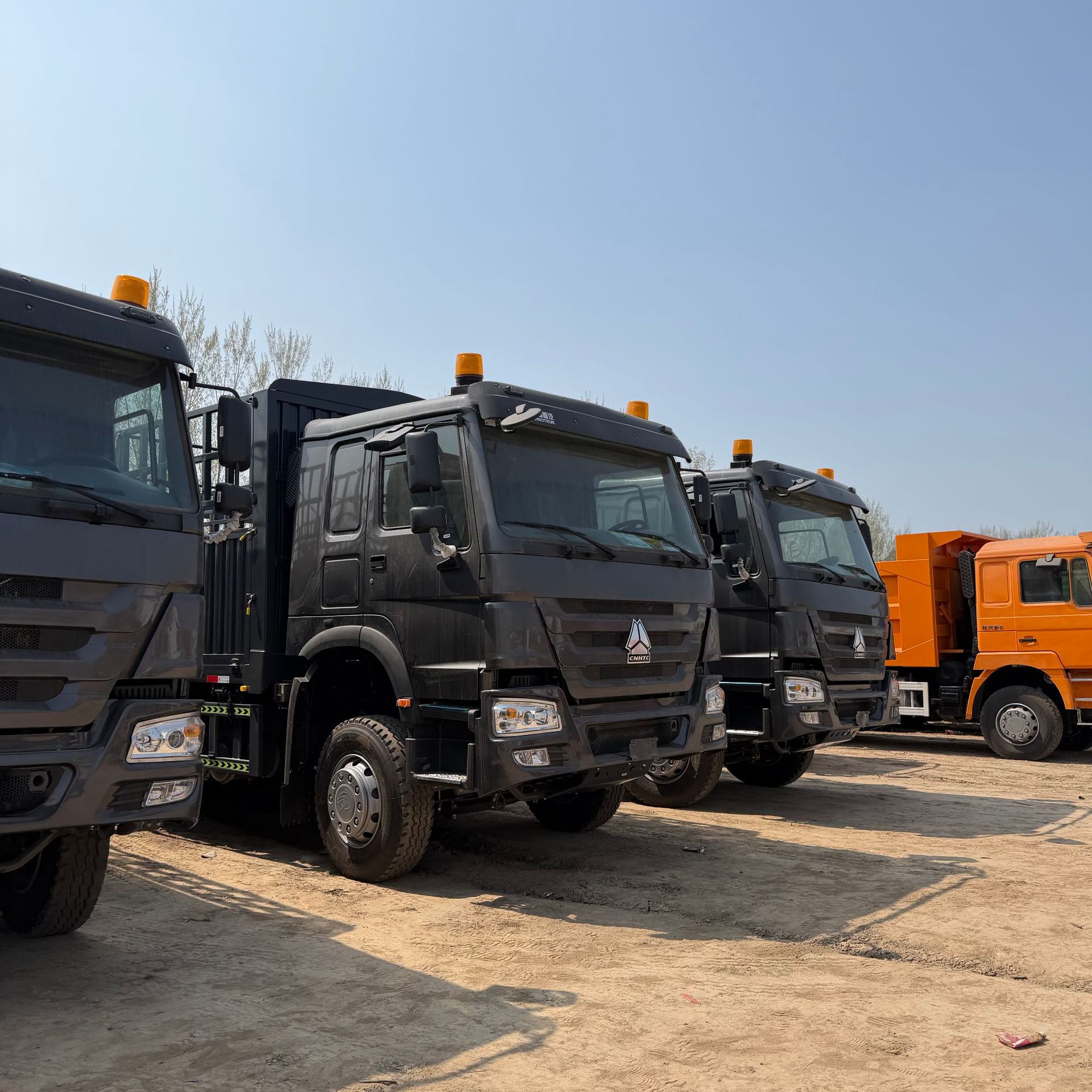 Exported to Africa: Howo Engineering Dump Truck, 6X4 Flatbed Truck, Front Four-Wheel Drive and Rear Eight-Wheel Drive Dump Truck