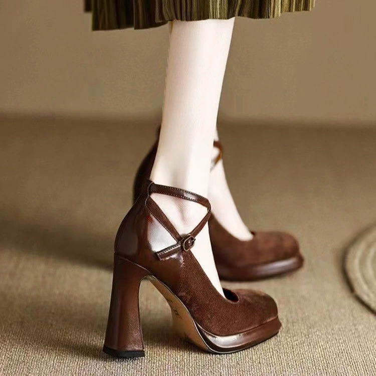 Туфли на высоком каблуке Женская весна и осень 2024 новая мода мелкий рот ретро квадратная голова толстые каблуки водонепроницаемая платформа Мэри Джейн