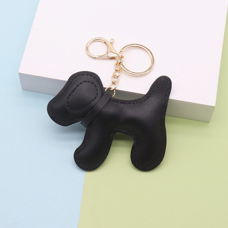 多色の創意的な子犬の鍵は革の掛け物を掛けます。|undefined