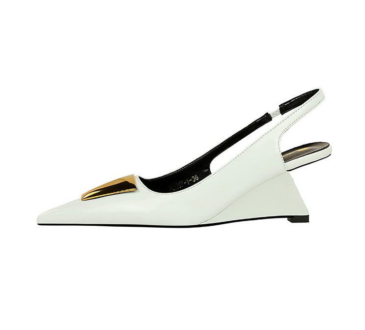 Chaussures pour femmes talons hauts talons compensés cuir verni bride arrière creuse bouche peu profonde décoration métallique pointue chaussures simples_voghion.com