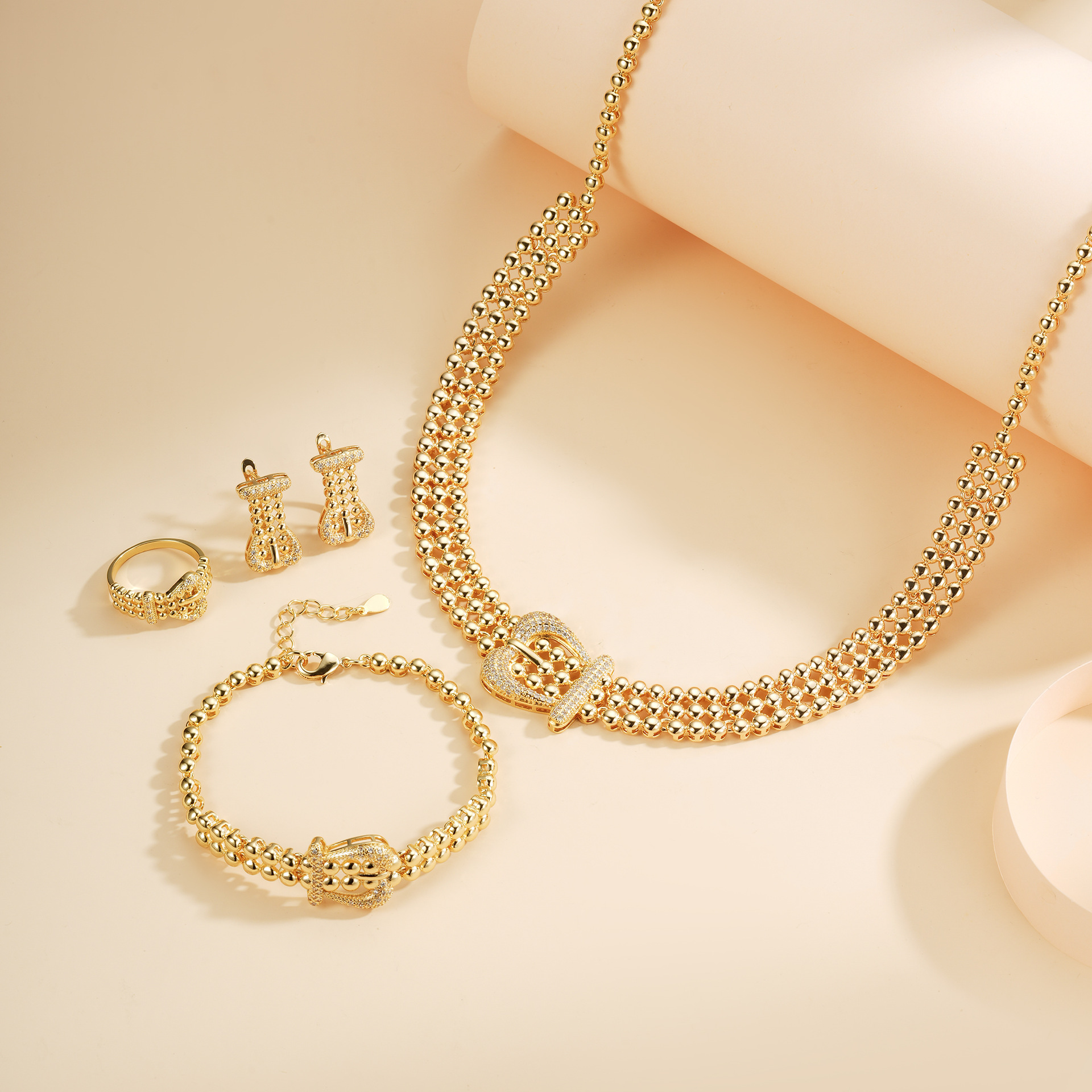 Joyería de moda de alta gama conjunto de collares pendientes pulseras anillo de cuatro piezas conjunto de lujo europeo y americano vestido de fiesta joyas
