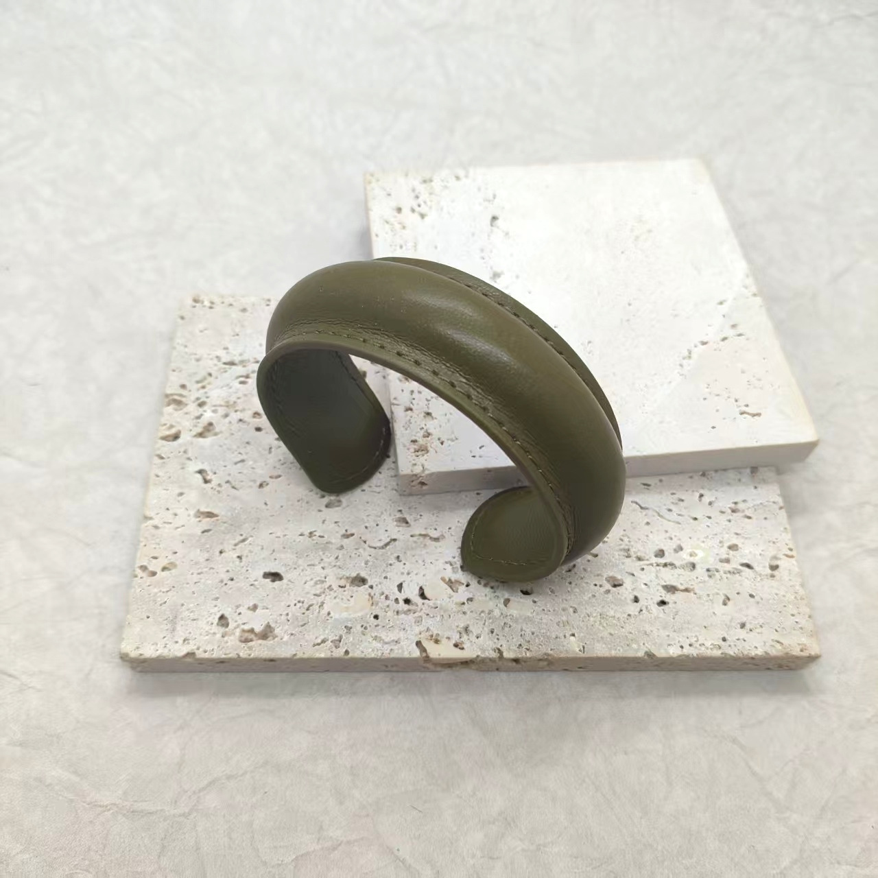 革の極めてシンプルなオープンブレスレット