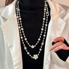 施家真珠のネックレスはデザインを重ねています。