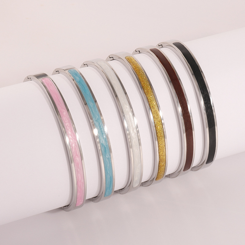 Pulsera de acero inoxidable para mujer, estilo de alta gama, combina con bolsos, diseño único y sencillo con efecto de goteo de aceite, retención de color duradera, pulsera de Kajia.