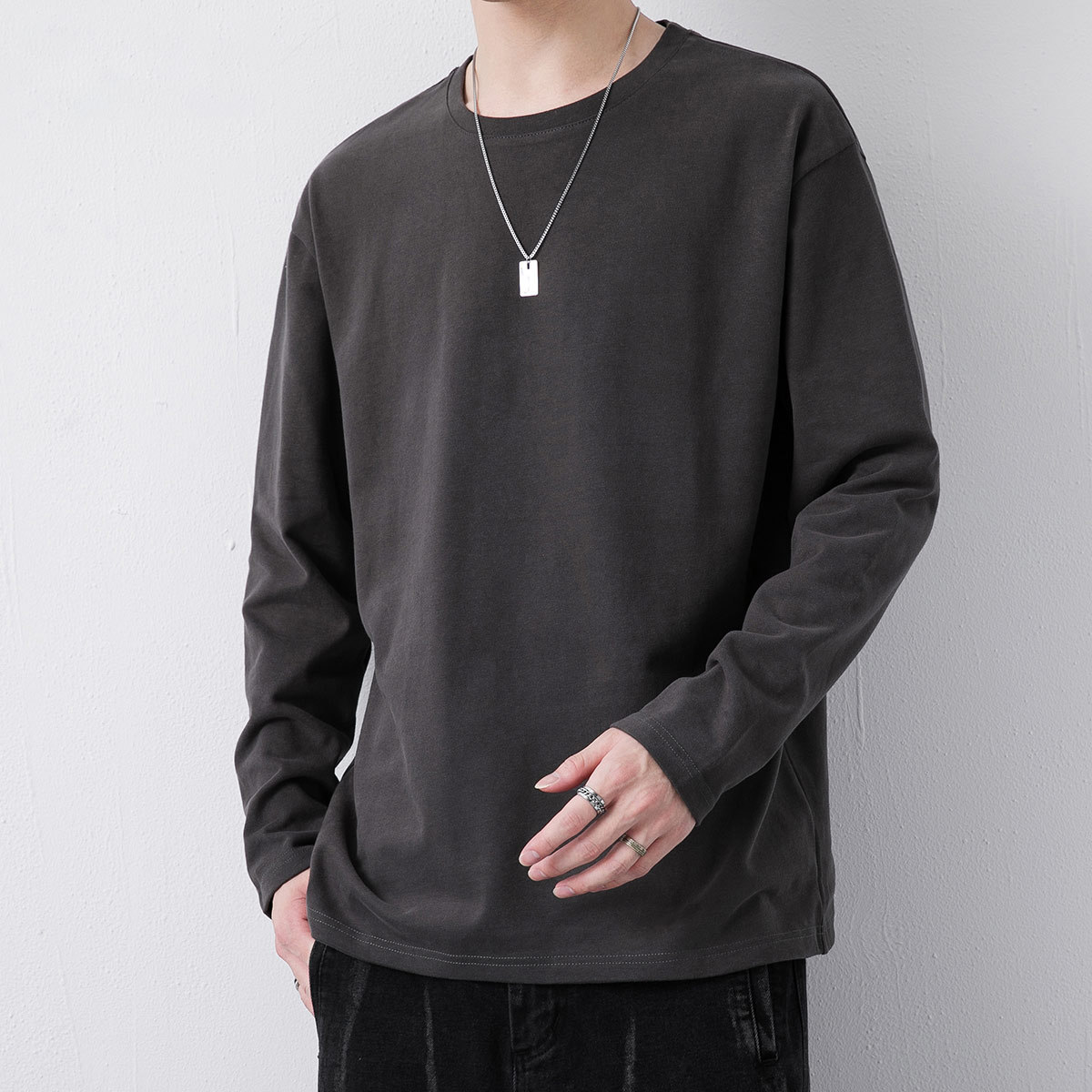 Algodón suelto cuello redondo camiseta de manga larga hombres y mujeres del mismo color sólido simple todo partido top se puede usar fuera de la camisa de fondo