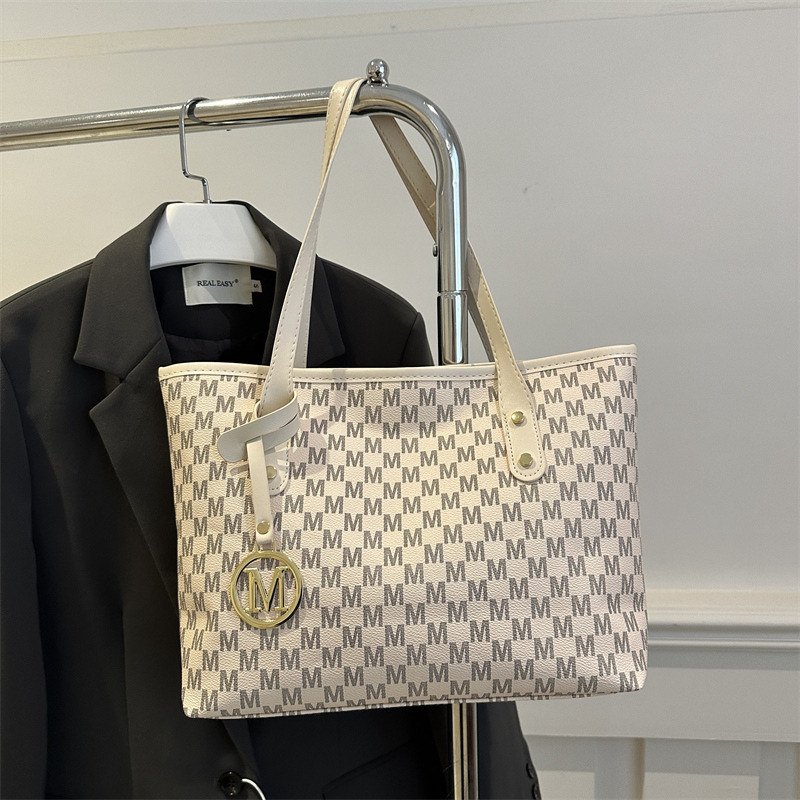 Bolso de sentido de alta gama Bolso Tote de cercanías Mujer 2025 Nuevo otoño e invierno Bolso de hombro de moda Bolso de mano de gran capacidad